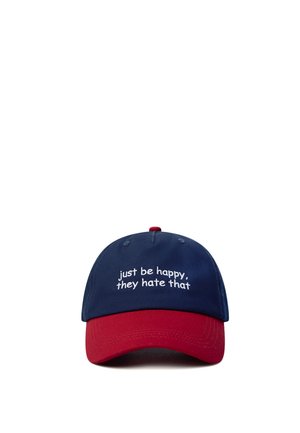 Gorra de béisbol con visera roja y corona azul marino bordada con la frase "just be happy, they hate that" en letras blancas.