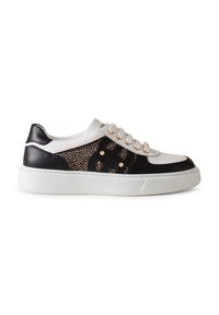 Sneaker bianco e nero con un pannello testurizzato, occhielli dorati, punta tonda e suola spessa bianca. Accenti decorativi sui lati.