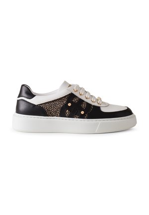 Sneaker bianco e nero con un pannello testurizzato, occhielli dorati, punta tonda e suola spessa bianca. Accenti decorativi sui lati.