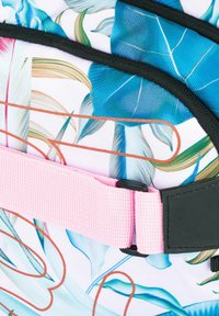 Barevný batoh s květinovým potiskem a modro-zelenými listy. Obsahuje růžový popruh a černé kovové detaily. Texturovaná tkanina.