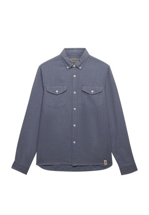 Camisa azul de manga larga con botones, dos bolsillos frontales con solapa y botones blancos, con una pequeña etiqueta de logo en el dobladillo.