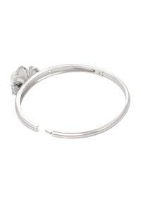 Bracciale in argento con design curvato, caratterizzato da un accento floreale con dettagli intricati e una finitura liscia e lucida.
