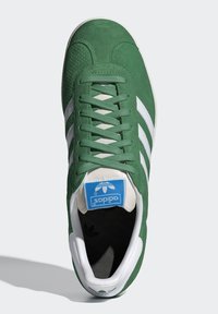 adidas Originals GAZELLE UNISEX - Športni copati - preloved green/ftwr white/core white