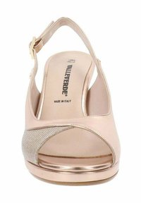 Sandalía beige tipo slingback con punta abierta, acento metálico texturizado y tacón en rosa dorado. Fabricada con material suave, cuenta con cierre de hebilla ajustable.