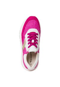 Rosa och vit sneaker med en texturerad ovandel, kontrasterande vita snören och en guldaccent. Tjock gummisula, rund tådesign.