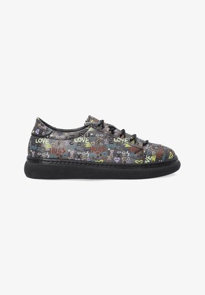Mehrfarbige Sneakers mit einer schwarzen Sohle und Schnürsenkeln, die ein grafisches Design aus Wörtern und Symbolen wie "Liebe" und "Umarmungen" auf dem Obermaterial zeigen.