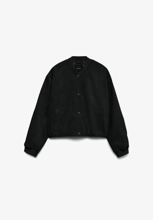 Sort cropped bomberjakke med trykknapper, ribbede kraver og manchetter samt to forsæde lommer på hvid baggrund.