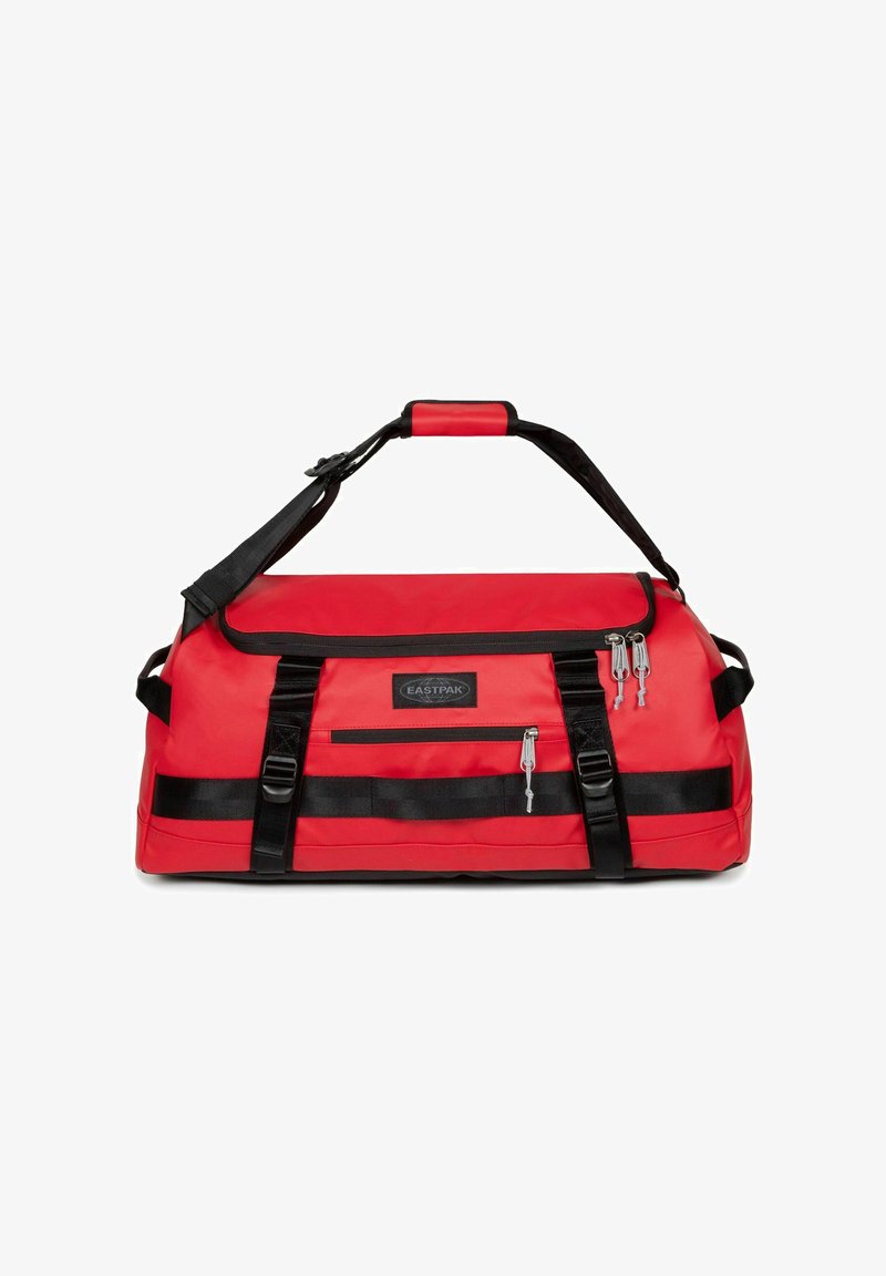 Sac de sport rouge avec des sangles, des zips et des accents noirs. Dispose d'un grand compartiment principal et d'une poche zippée à l'avant. Matériau durable.