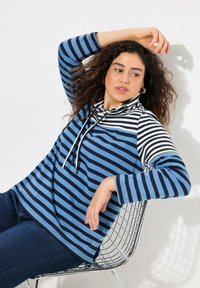Gestreifter Pullover mit hohem Kragen, der abwechselnd blaue und weiße Streifen aufweist, mit Kordelzug und langen Ärmeln mit einem gelben Akzent.