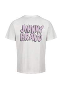 Bílý bavlněný tričko se velkým fialovým nápisem na zádech, který zní "JOHNNY BRAVO", s tučným a hravým písmem.