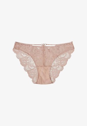 Koronkowa bielizna w jasnym różu z kwiatowymi wzorami, falbankami i podwójnymi akcentami pasków na pasku. Miękka tekstura i delikatny design.