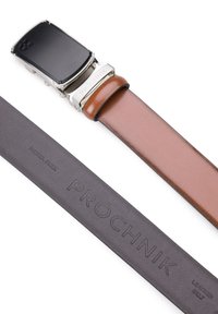 Brązowy skórzany pasek z niklowo-niekolorową klamrą w odcieniu srebra. Posiada gładką teksturę i wytłoczone logo na pasku.