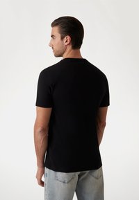 Guess LOGO BEFLOCKUNG - Camiseta estampada - schwarz