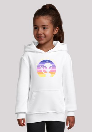 Weißer Hoodie mit einer Fronttasche, der ein mehrfarbiges Alien-Graphic vor einem kreisförmigen Sonnenuntergangsverlaufsdesign in Lila und Gelb zeigt.