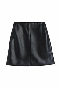 Svart fusk läder mini kjol med en slät yta, A-linjeformat snitt och framfickdetalj, som har en ren och enkel design.