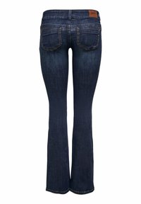 Tummansinisiä bootcut-farkkuja, joissa on takataskut ja ruskea nahkainen brändilappu vyötäröllä.