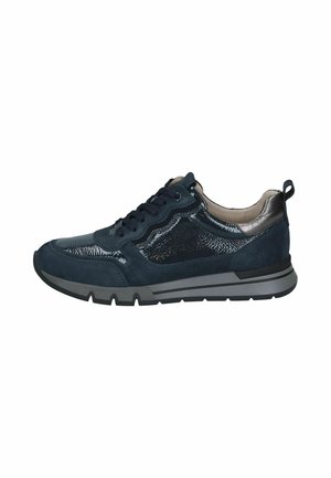 Baskets basses bleu foncé avec fermeture à lacets sur l'avant, panneaux latéraux brillants, languette au talon et semelle en caoutchouc grise avec relief.