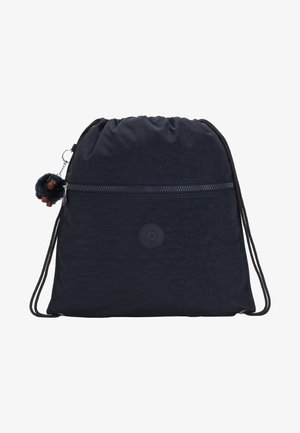 Sac à dos à cordon en tissu nylon bleu marine. Il dispose d'une poche zippée à l'avant, d'un patch logo rond et d'un charm en peluche attaché à la fermeture éclair.