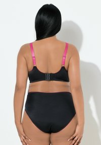 Zwarte beha en hoogsluitend ondergoedset. Beha heeft roze bandjes en een haaksluiting. Glad oppervlak met contrasterende roze stikselaccenten.
