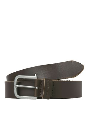 Dunkelbrauner Leder-Gürtel mit einer silbernen Metallschnalle und dem eingestanzten Markennamen "JACK & JONES" an der Gürtelschlaufe.