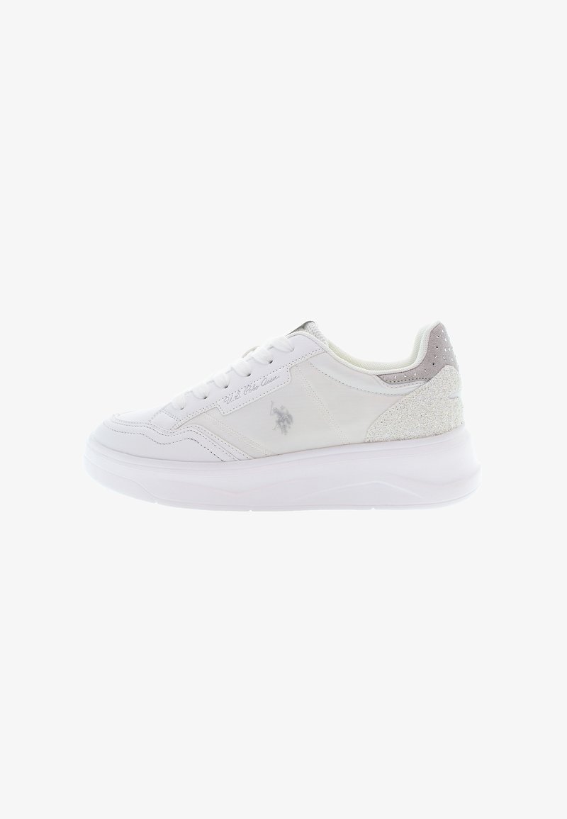 Sneaker bianco low-top con chiusura con lacci, suola imbottita e logo discreto sul lato, con tacco strutturato e accenti grigi.
