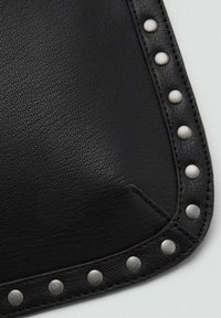 Borsa a tracolla in pelle nera con angoli arrotondati e superficie текстurizzata, decorata con borchie argentate lungo il bordo.