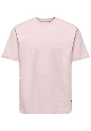 Prosty, jasnoróżowy, bawełniany t-shirt z krótkim rękawem, o okrągłym dekolcie, z małą metką po lewej stronie szwu.