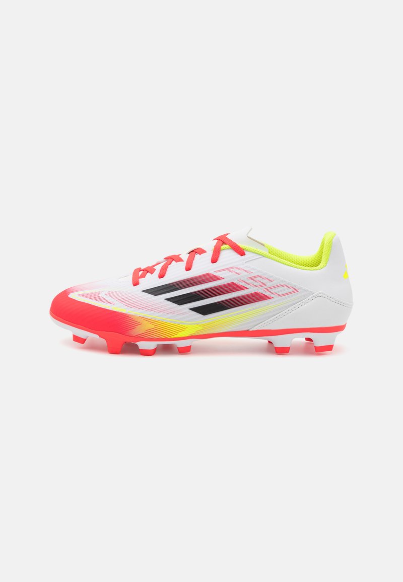Chuteira de futebol branca com acentos em rosa brilhante, detalhes em amarelo e riscas pretas; apresenta uma superfície texturizada e múltiplos pequenos cravos para tração.