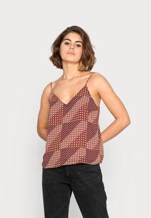 Top sem mangas multicolorido feito de tecido leve, apresentando um padrão geométrico em tons de vermelho e bege com alças finas.