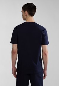 Marineblaue Baumwoll-T-Shirt mit Rundhalsausschnitt und kurzen Ärmeln, einfacher Gestaltung und weichem, glattem Material.