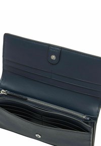 Granatowy skórzany portfel z wieloma przegródkami na karty, zamykaną kieszenią na zamek błyskawiczny i zatrzaskiem. Teksturowana powierzchnia i gładkie wnętrze.