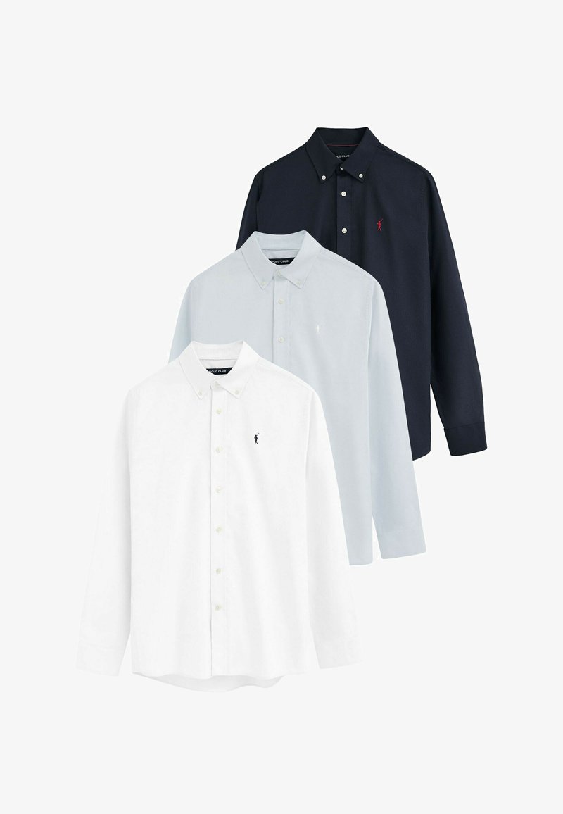 Tre camicie a maniche lunghe con bottoni, nei colori bianco, azzurro chiaro e blu navy, ciascuna con un piccolo logo ricamato sul petto a sinistra.