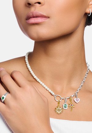 Perlen- und Silberanhänger-Halskette mit Gold- und Silberanhängern, darunter eine Sonne, ein Kreuz und ein Herz, verziert mit bunten Juwelenakzenten.