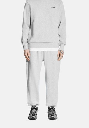 - Spodnie treningowe