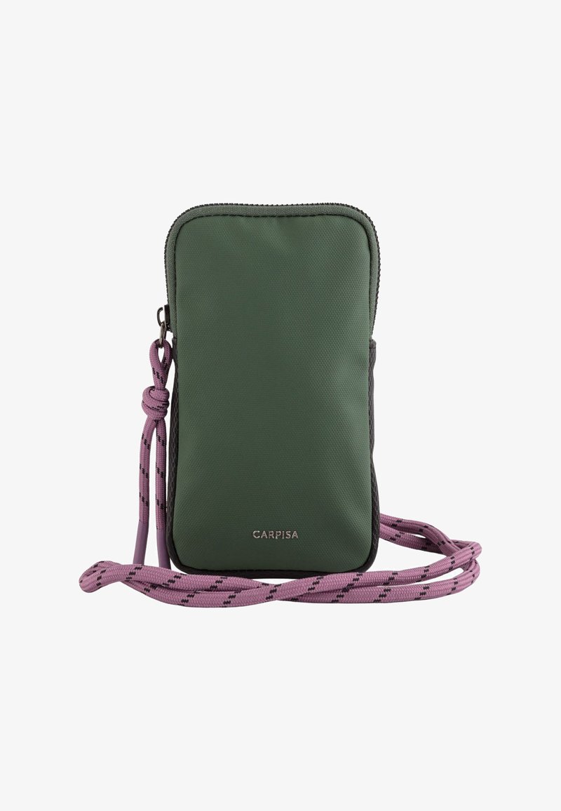 Zelená nylonová crossbody taška s texturovaným povrchem, růžovým nastavitelným popruhem a stříbrným logem. Obdélníkový tvar s uzávěrem na zip.