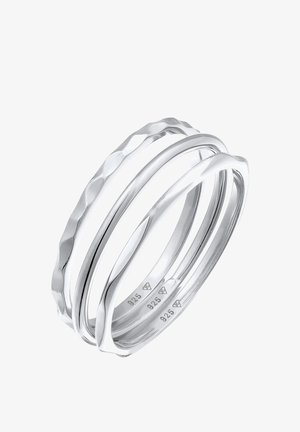 Srebrne pierścionki na stos z gładkimi i teksturowanymi powierzchniami, o różnych szerokościach, z wygrawerowanym oznaczeniem "925" wewnątrz.