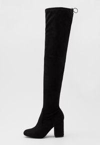 Bottes noires cuissardes en daim, avec un talon bloc, un bout arrondi et un détail de boucle en haut pour un ajustement réglable.