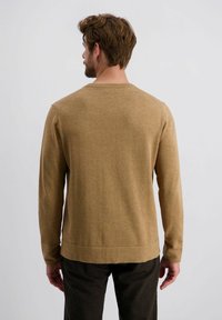 Sweater en tricot marron avec manches longues, col rond et texture douce. Présente une couleur unie et un ourlet droit.