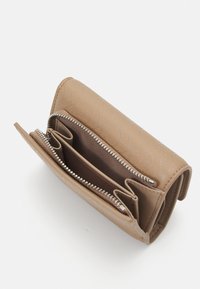 Calvin Klein DAILY SMALL TRIFOLD - Lommebok - chanterelle