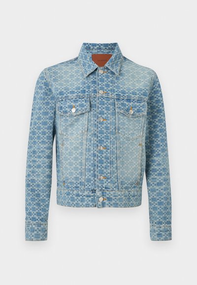Ανοιχτό μπλε τζιν μπουφάν με μοτίβο σκακιέρας, κουμπωτό κλείσιμο μπροστά, δύο τσέπες στο στήθος με καπάκια και μακριά μανίκια.
