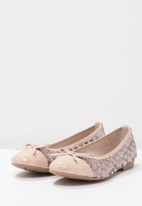 Bailarinas con un upper de textil de patrón trenzado en colores pastel, acentuadas con una puntera beige brillante y un detalle de lazo en la parte delantera.