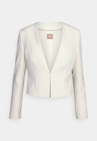Bílý cropped blejzr s dlouhými rukávy, designem ve tvaru V, předním zapínáním a hladkým, strukturovaným materiálem. Na štítku je logo "BOSS".