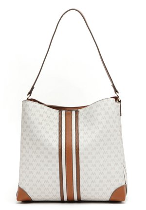 Vit axelväska med ett upprepande logomönster, bruna läderdetaljer och två vertikala ränder i brunt och silver.