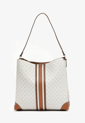 Valkoinen olkalaukku, jossa on toistuva logokuvio, ruskeat nahkakoristeet ja kaksi pystysuoraa ruskeaa ja hopeista yksityiskohtaa.