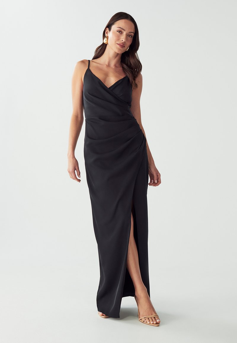 Schwarzes Satin-Abendkleid mit drapiertem Design, dünnen verstellbaren Trägern und einem hohen Seitenschlitz bis zum Oberschenkel. Glatte Textur und elegante Silhouette.