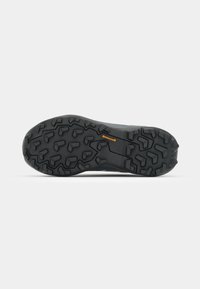 Suela de goma negra con un patrón de banda de rodadura resistente, que presenta surcos profundos y formas angulares para ofrecer tracción. Incluye el logo de "Continental" en color naranja.