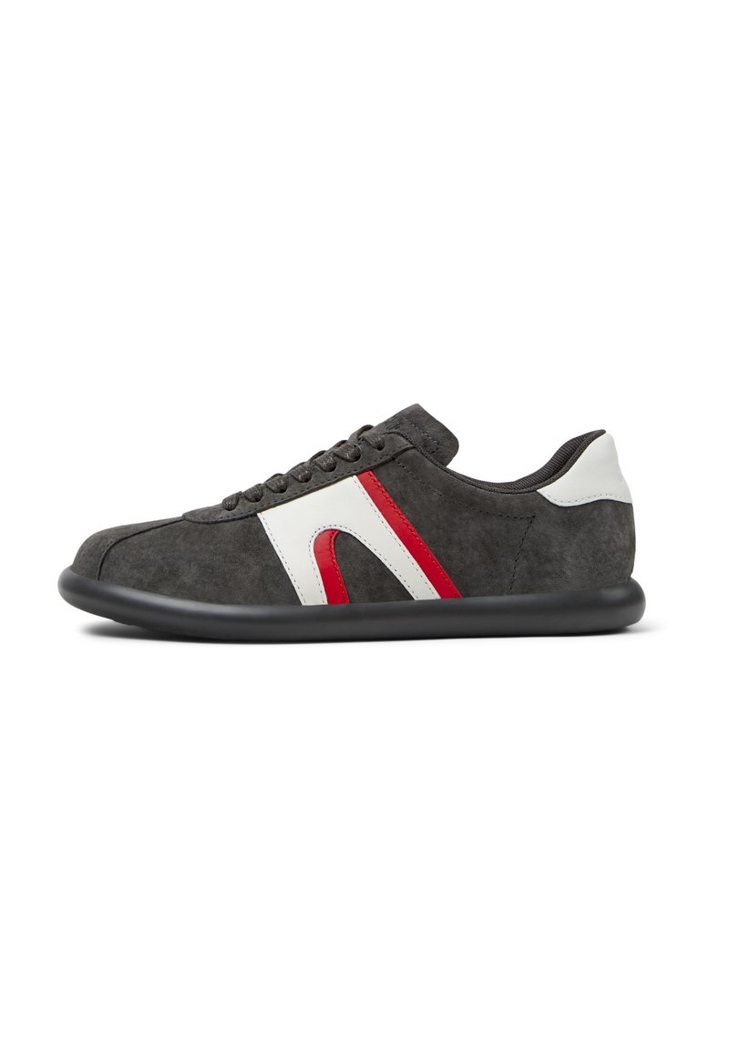 Grå mocka-sneakers med en vit och röd böjd design. Har gummisulor i svart och snörning framtill. Ren, modern form med låg profil.
