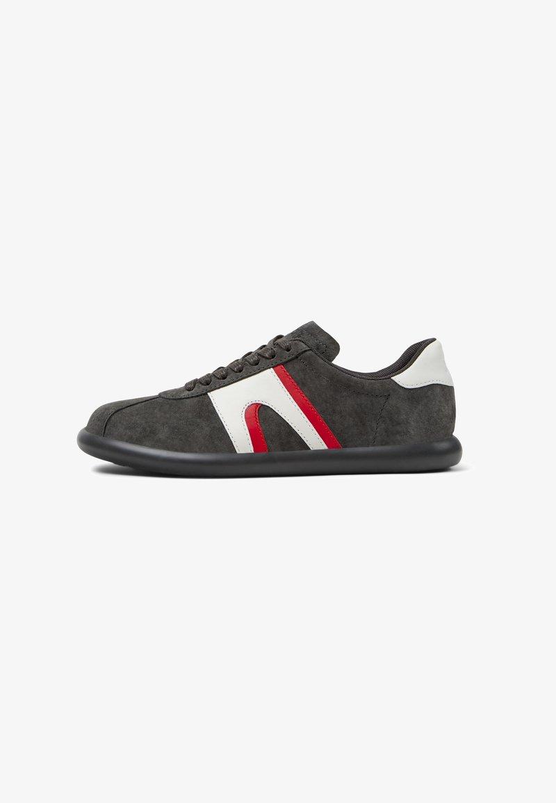 Baskets en suede gris avec un design incurvé blanc et rouge. Présente une semelle en caoutchouc noir et un laçage à l'avant. Forme propre et moderne avec un profil bas.