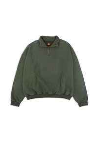 Sudadera verde oliva con cuello de media cremallera, puños y dobladillo acanalados, y una textura suave. Cuenta con un logo bordado cerca del escote.