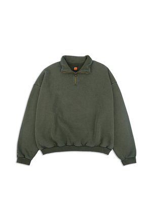 Olijfgroen sweater met een halve rits kraag, ribbelmanchetten en zoom, en een zachte textuur. Bevat een geborduurd logo nabij de hals.